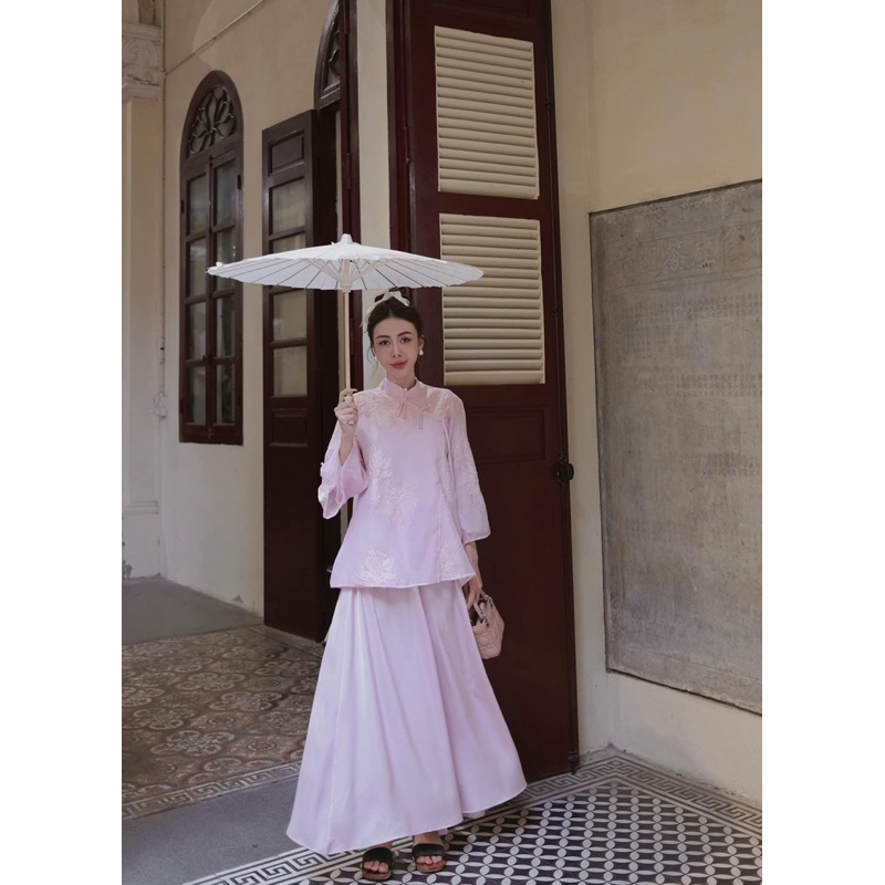 Set áo dài tơ cát thêu 𝐓𝐇𝐀𝐍𝐇 𝐓𝐇𝐔̛ 𝐀𝐒𝐇𝐘𝐋𝐄𝐘