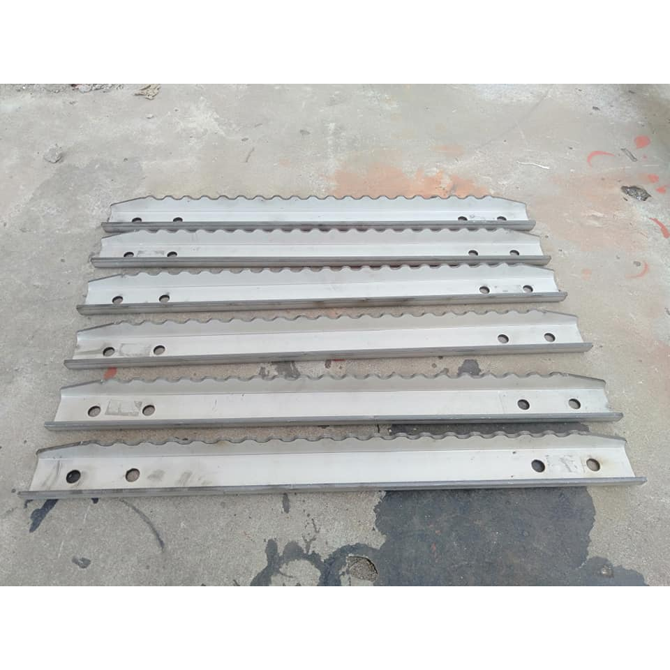 Thanh cào/ thanh ngang băng tải Kubota DC70 Inox 5T078-46330