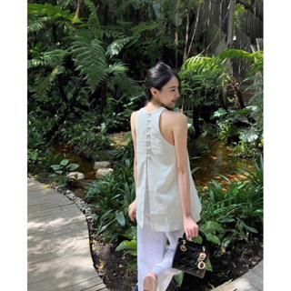 Áo yếm linen nút bọc sau lưng đơn giản lạ mắt cho mùa hè