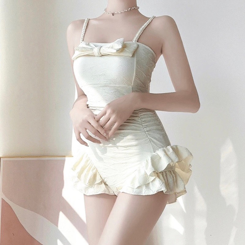 Đồ bơi nữ 2 dây liền thân bánh bèo tôn dáng, bikini 1 mảnh quần đùi kín đáo che khuyết điểm màu kem sáng da | BigBuy360 - bigbuy360.vn
