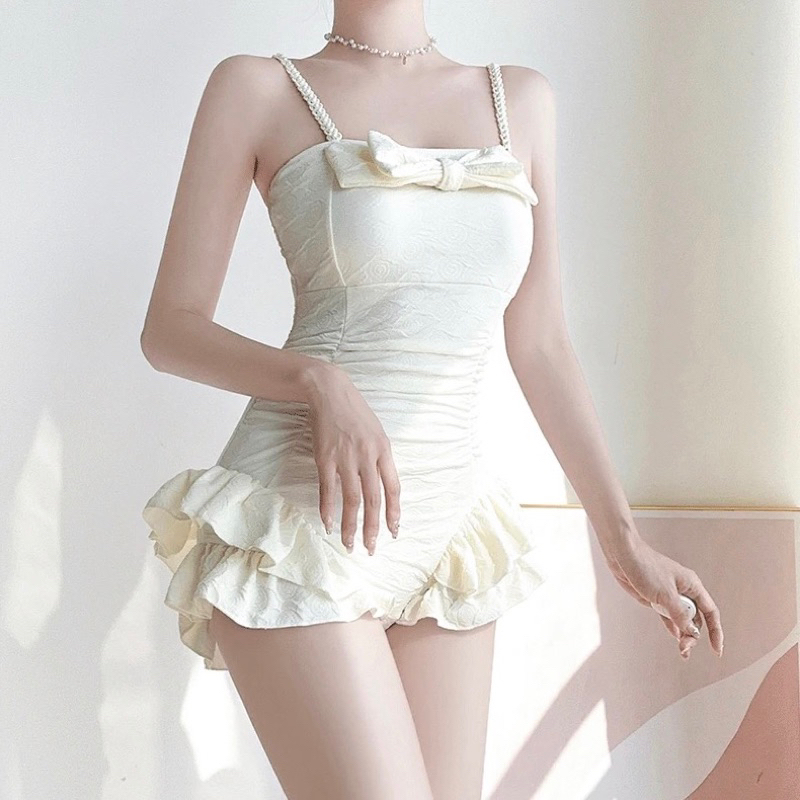 Đồ bơi nữ 2 dây liền thân bánh bèo tôn dáng, bikini 1 mảnh quần đùi kín đáo che khuyết điểm màu kem sáng da | BigBuy360 - bigbuy360.vn