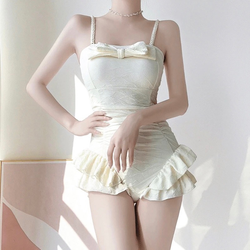 Đồ bơi nữ 2 dây liền thân bánh bèo tôn dáng, bikini 1 mảnh quần đùi kín đáo che khuyết điểm màu kem sáng da | BigBuy360 - bigbuy360.vn