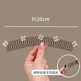 Xược tóc con sau gáy hoặc cài tóc