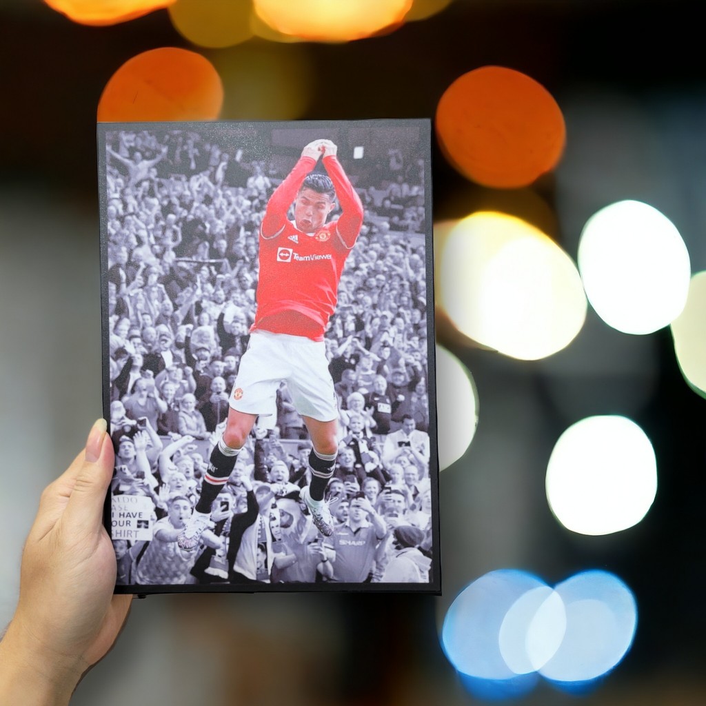 ẢNH SHOP CHỤP ⭐️ Poster Cr7 Ronaldo ' Siu ' Trong Màu Áo MU - TRANH TREO TƯỜNG BÓNG ĐÁ⭐️ MIỄN PHÍ SHIP