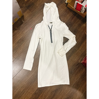 new. đầm body thun trắng thể thao có mũ dưới 50kg dài 73cm. 276g2