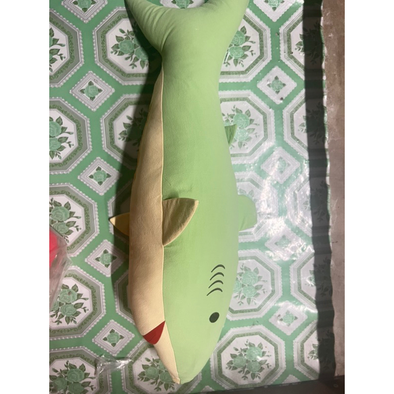 Gối ôm hình cá mập cho bé kích thước 70x20 cm, hometex