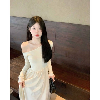 Váy dài trắng trễ xẻ vai