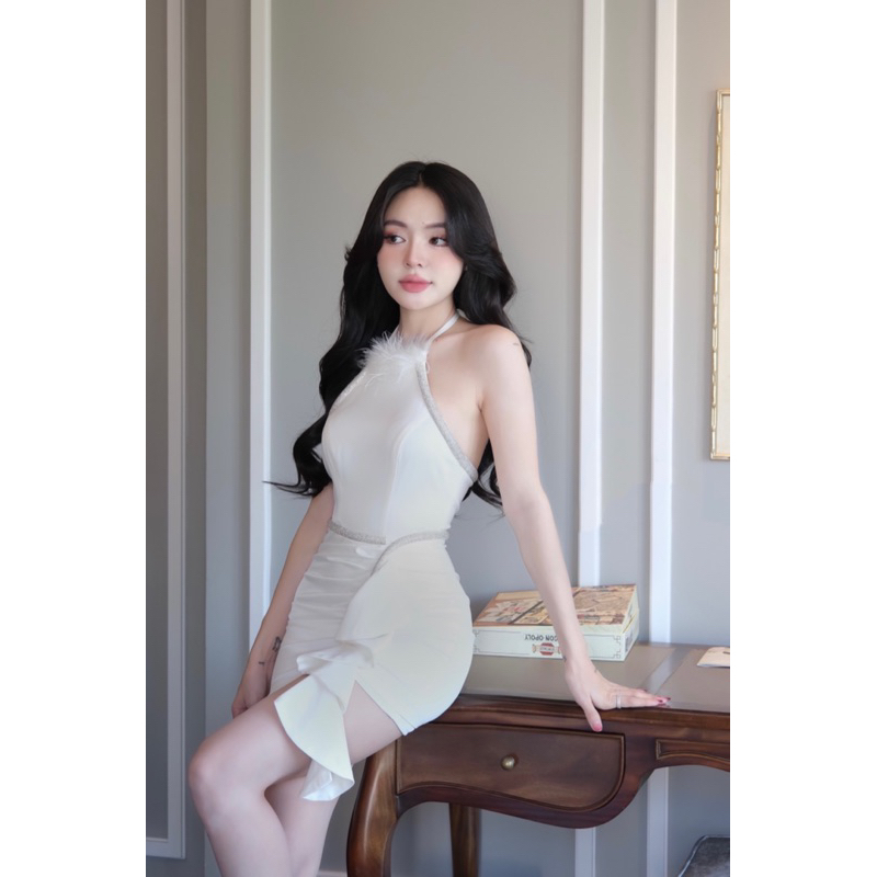 Đầm lụa kết lông vũ phối viền đá xẻ tà