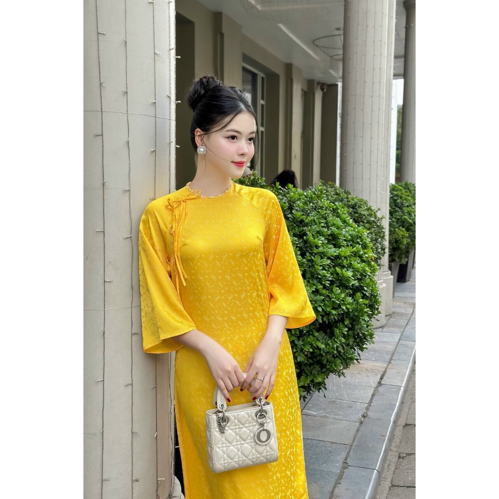 Áo dài cách tân gấm tơ đỏ cao cấp đính hạt ngọc đẹp mặc dự tiệc quanh năm
