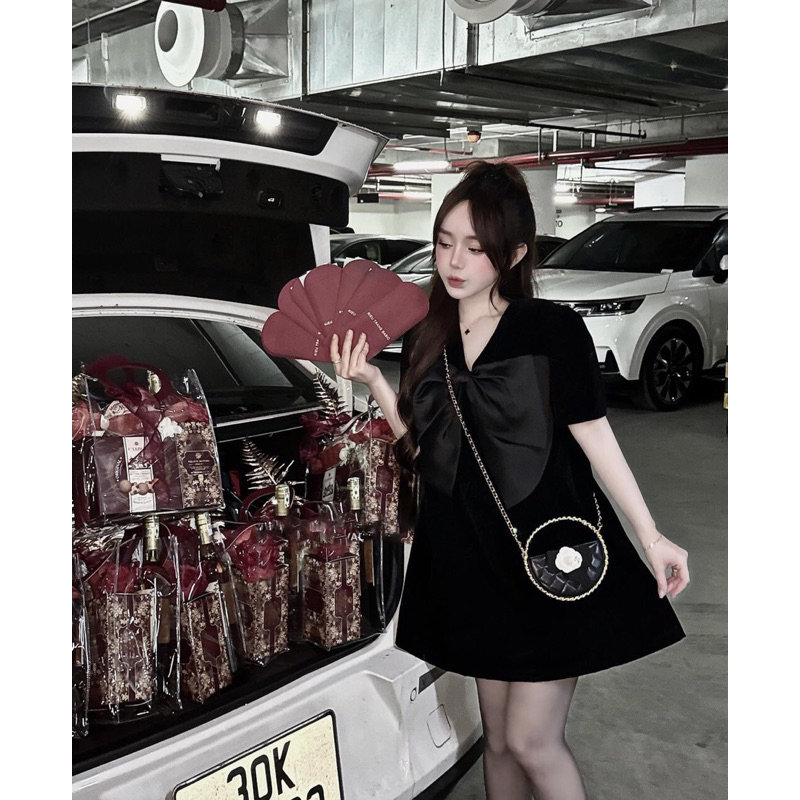 Đầm đen dáng chữ A gắn nơ ngực
