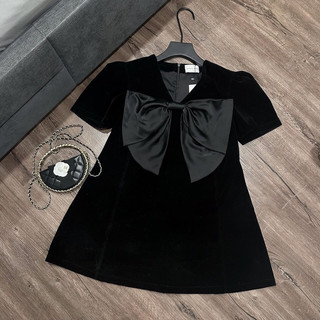 Đầm đen dáng chữ A gắn nơ ngực