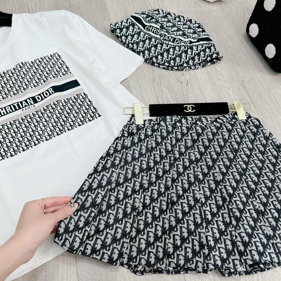 Aó Phông In Chữ Chritian Dior Phong Cách Girl Phố Mặc Đi Chơi Hot Trend 2024 Chất Cotton Thoải Mái Cho Chị Em iện