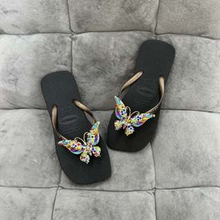 Dép kẹp xỏ ngón nữ đính charm Bứm thời trang cá tính, đế cao su mũi vuông bền bỉ êm ái nhiều màu lựa chọn.