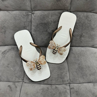 Dép kẹp tông lào xỏ ngón nữ đính Charm Ong thời trang êm ái, đế cao su mũi vuông bền bỉ nhiều màu lựa chọn.