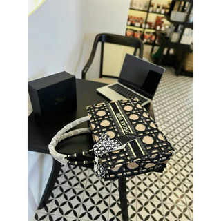 Túi sách tote D I O R e vừa cập bến