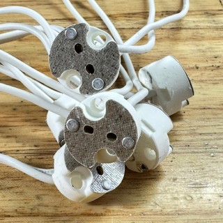 Đế cắm bóng halogen, đèn xông tinh dầu