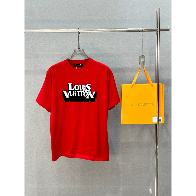⚡️[Hight Quality] Hàng Có Sẵn Áo Phông Len LV Luon Vuituoi Red Logo And Dove T-Shirt Full Box - Hàng