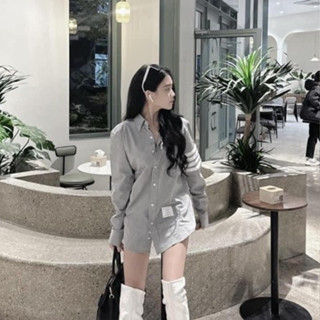 Áo Sơ Mi Thome Browne Xám Thêu 4 Kẻ Sọc Tay Logo Chữ Bụng Áo Sơmi Thom Màu Ghi 4 vạch Tay Phong Cách Boy Phố