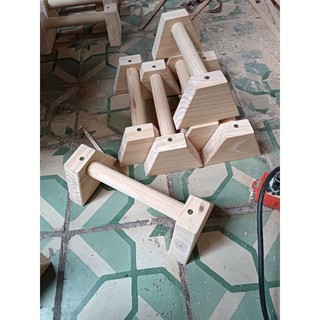 Dụng cụ hỗ trợ hít đất chống đẩy.