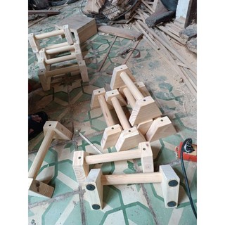 Dụng cụ hỗ trợ hít đất chống đẩy.