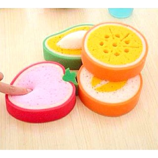 Miếng rửa chén 2 mặt hình trái cây quả dâu giúp tạo nhiều bọt sạch dầu mỡ trên chén bát