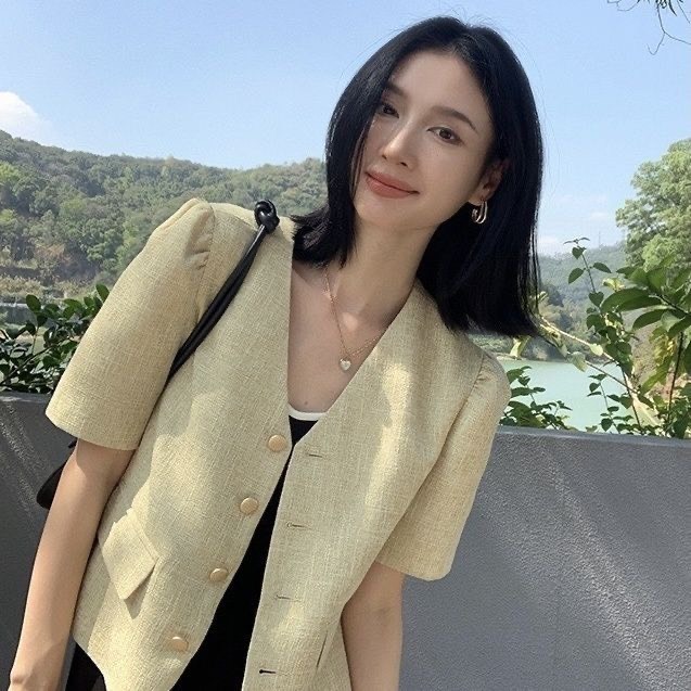 Áo khoác kiểu blazer cổ V ngắn tay cúc vàng thanh lịch