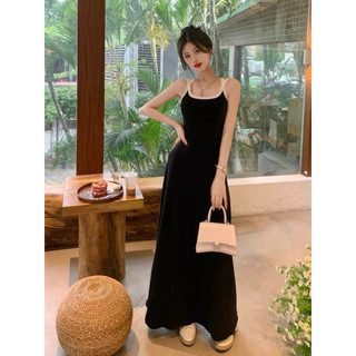 Đầm hai dây ôm body dáng dài màu đen chân váy xoè chữ A thiết kế hở lưng hai dây chéo màu trắng