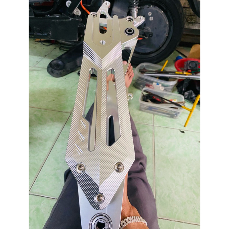 gắp nhôm cnc cho động cơ xe điênn bánh 10 inch 12 inch Vinfast yadea xmen cap a pega