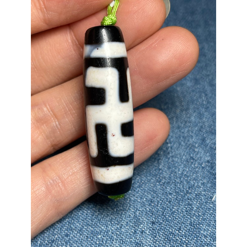 Dzi tây tạng chữ Vạn đen trắng đá phong thuỷ 40*12mm