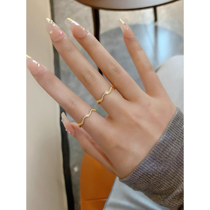 Nhẫn titan gợn sóng đá