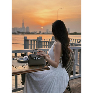 MAXI TRẮNG CỔ YẾM BO THUN EO