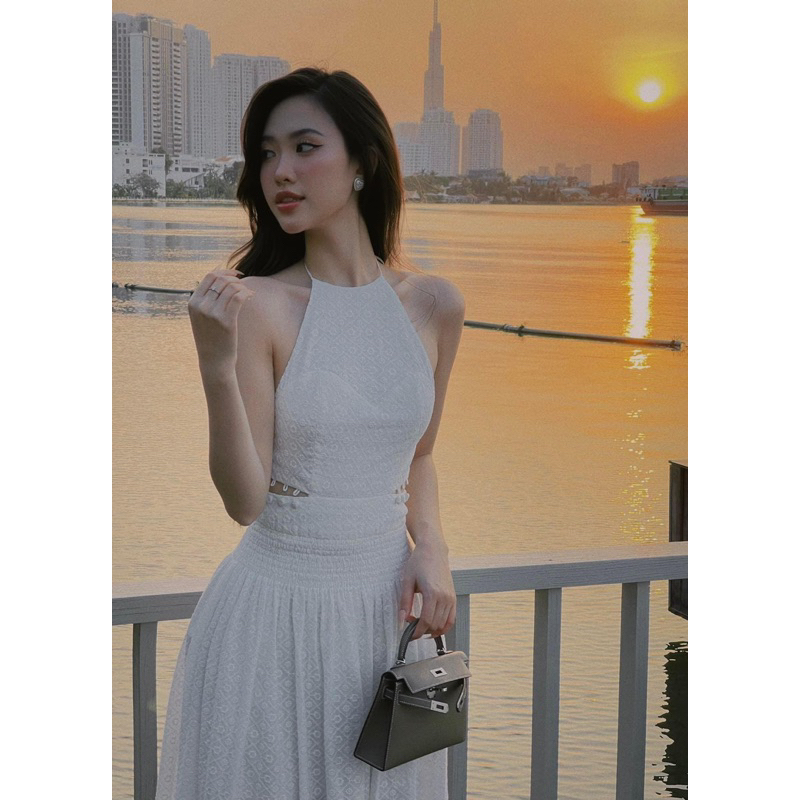 MAXI TRẮNG CỔ YẾM BO THUN EO