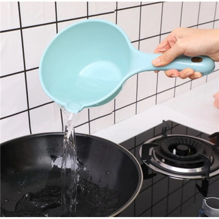 Ca Nhựa PP Cán Dài Múc Nước - Màu Sắc Đa Dạng Trang Nhã