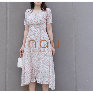 Đầm hoa cổ V phối nút bọc