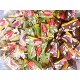 Kẹo nougat không đường truyền thống, trà xanh , sô-cô-la rất nhiều hạt và các loại trái cây sấy dẻo
