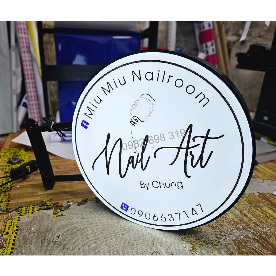 Biển mica hút nổi, 2 mặt có đèn có chân đế