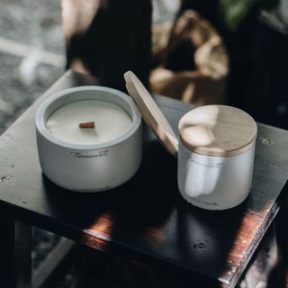 Nến thơm hũ xi măng Tiệm Casti (hũ xi măng bao gồm nắp gỗ)