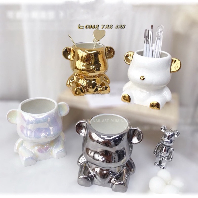 Ly con gấu dựng cọ