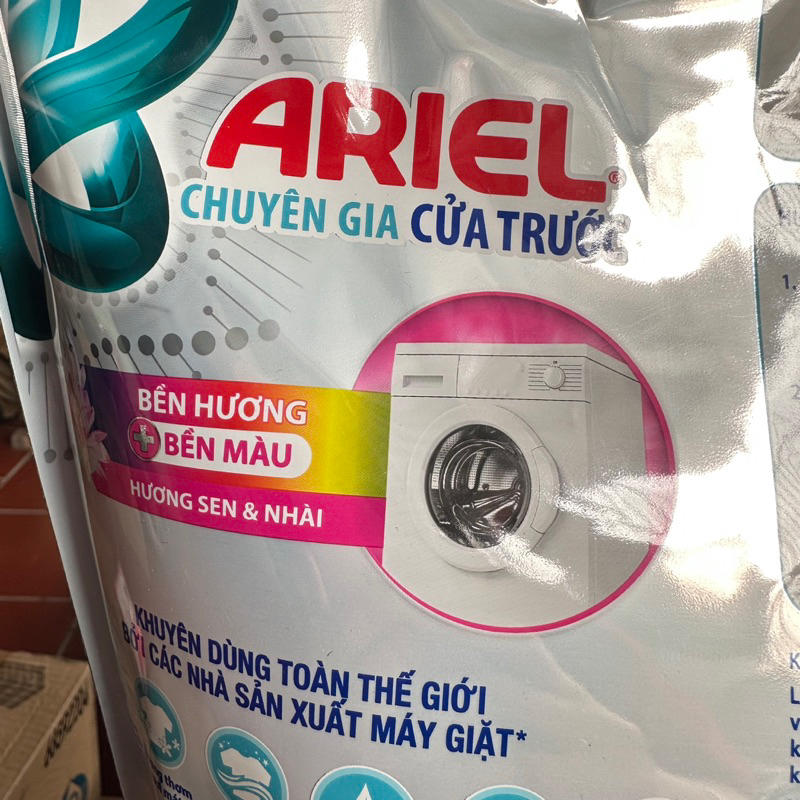 Nước giặt Ariel cửa trước hương Sen & Nhài 3,05kg ( mầu hồng )