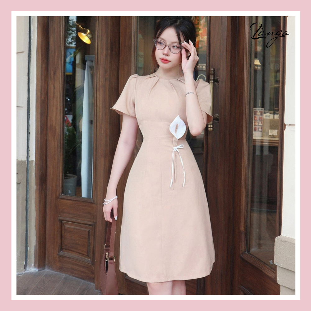 Đầm nâu kem đính hoa eo