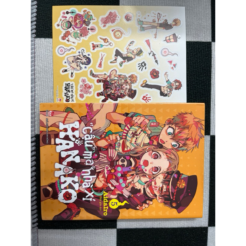 Cậu ma nhà xí Hanako_Tập 5 in đầu có sticker