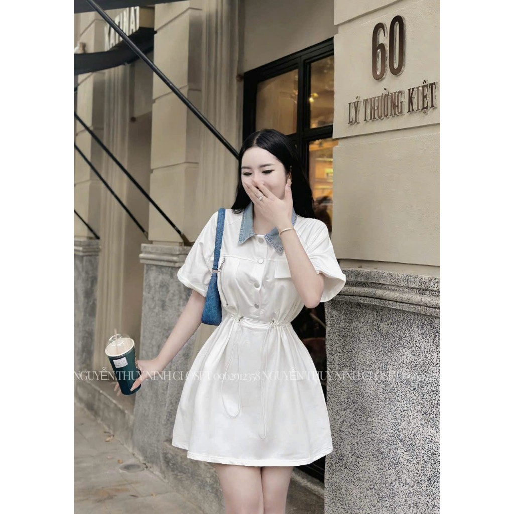 ĐẦM KAKI PHỐI CỔ JEAN CÀI NÚT THÂN TRÊN KÈM DÂY RÚT EO