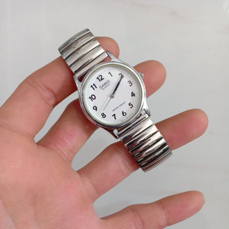 đồng hồ nam nữ si nhật dây chun hiệu CASIO màu bạc độ mới 86% phù hợp nam tay nhỏ với nữ tay to