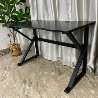 Bàn gaming chân K hàng kỹ kết cấu vững chắc, mặt bàn dày 17li bo góc uốn lượn