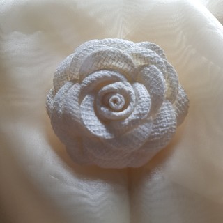 Hoa cài áo handmade hoa trà màu cam
