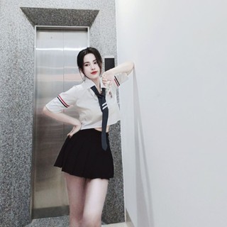 Áo sơ mi croptop kèm cà vạt cá tính