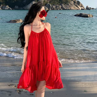Váy yếm đỏ đi biển