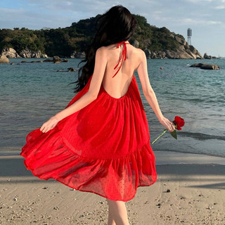 Váy yếm đỏ đi biển