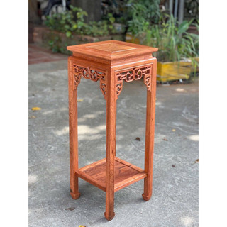Đôn vuông gỗ hương đá kích thước cao 80 cm đường kính mặt vuông 30 cm.