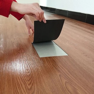 Miếng nhựa lót sàn giả vân gỗ sang trọng, có keo sẵn dễ dán, giá rẻ
